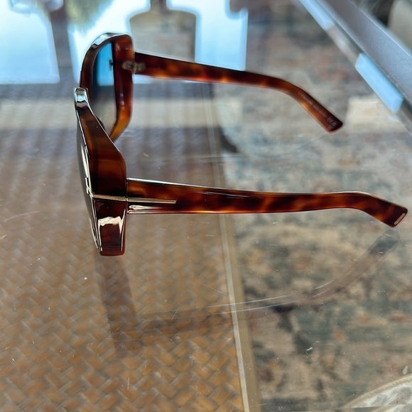 TOM FORD
YVONNE - SUNGLASSES new with case and box - Picture 10 of 12